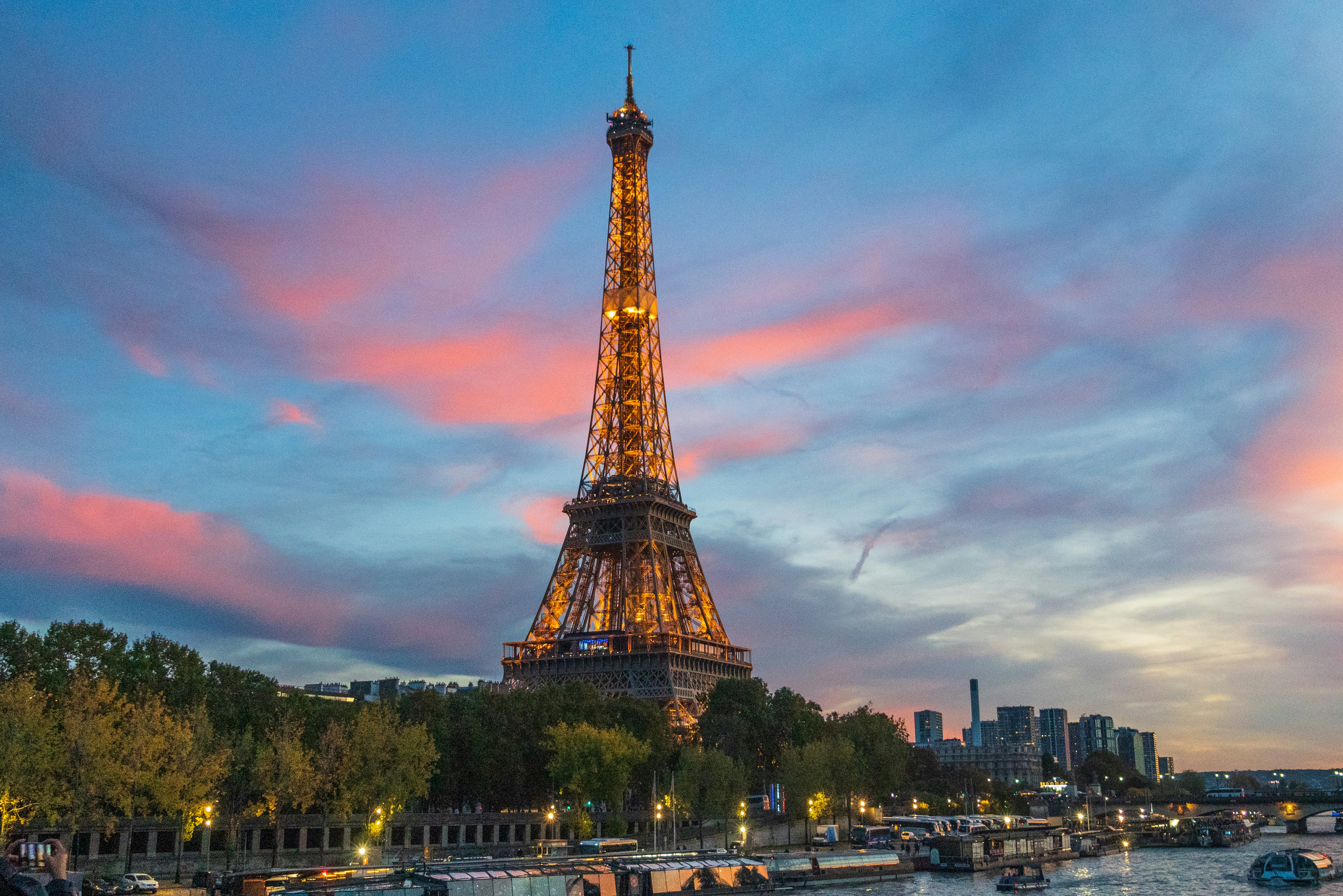 photo of the eiffel tower at dusk